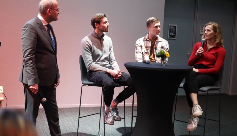 Frank Croes in gesprek met studenten als onderdeel van congres Circulaire Oogst. Dit congres vormt de afsluiting van de minor Circulaire Economie.