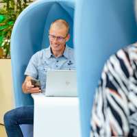 Logistics Management deeltijd, gang, stoel, studeren, laptop, mobiel, telefoon, 2022