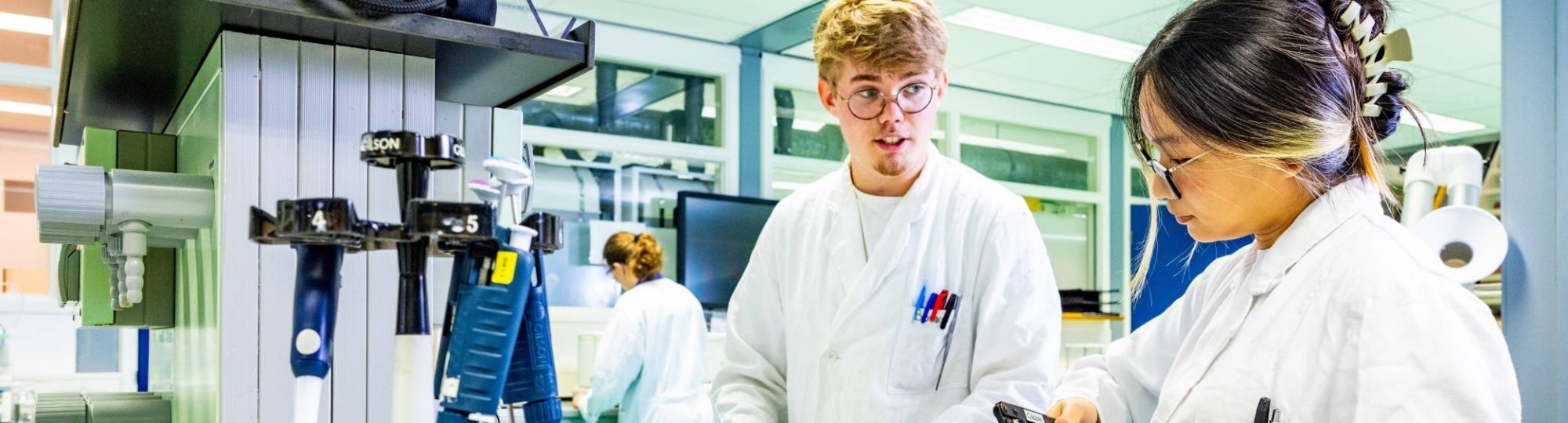 twee studenten werken samen in het chemielab