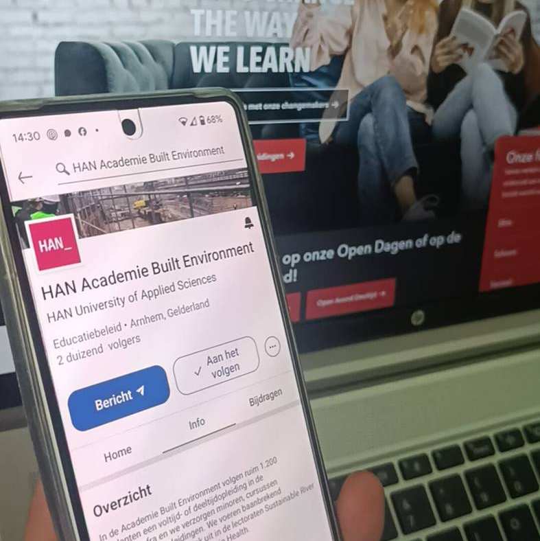 Mobiel met LinkedIn profiel