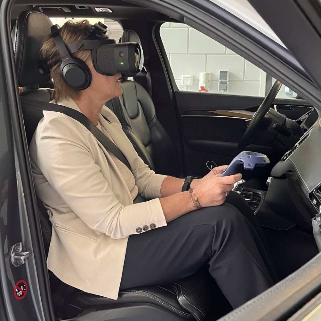Christine de Vries zit in de HUBRIS-rijsimulator met een VR bril.
