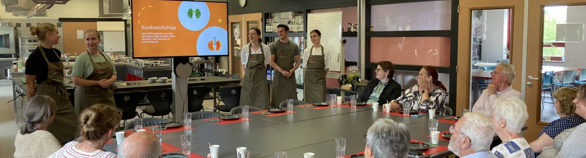 COPD-patiënten van het Longpunt die een kookworkshop krijgen in het Praktijkhuis