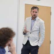 Associate lector Sustainable Finance and Tax Fred de Jong tijdens de workshop ‘Financieel professionals en het voorkomen van geldzorgen in het mkb’. Op 12 oktober 2023 gehouden in de week van de armoede.