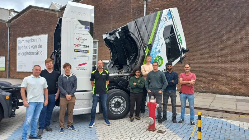 Studenten van ROC Nijmegen bij de waterstoftruck op HAN@Connectr.