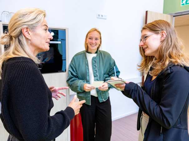 master sport en beweeginnovatie voltijd studenten interviewen docent 2024