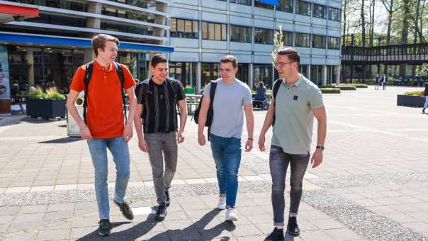 Logistics Management voltijd, LM, foto 8522, studenten lopen buiten op het plein
