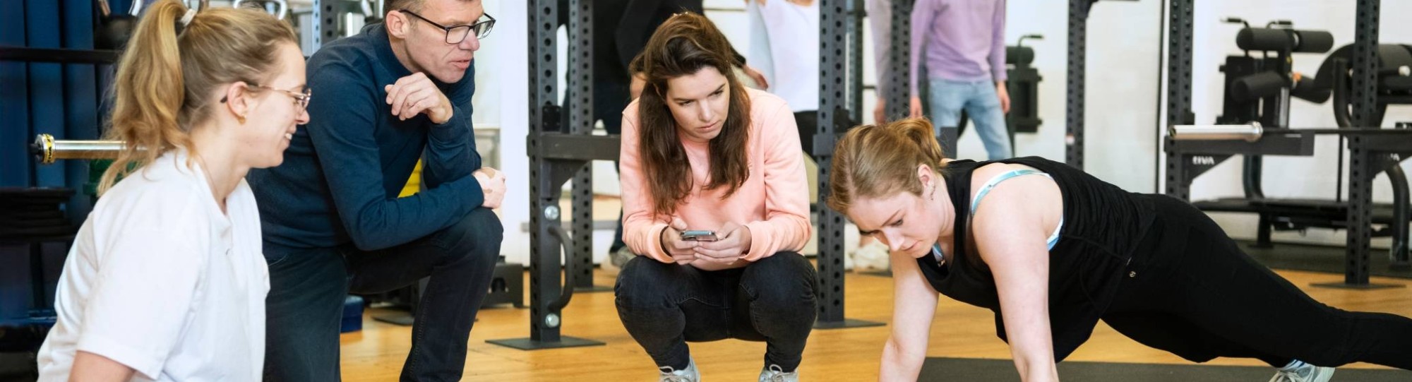 Docent en student sportfysiotherapie in de gymzaal