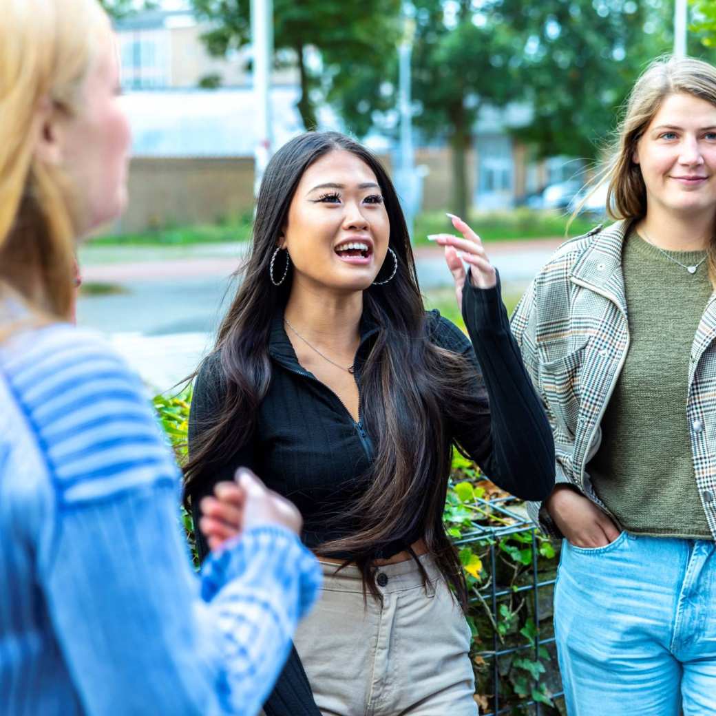 Meiden buiten in gesprek