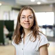 Haren los over de schoouders, brildragend en witte linnen blouse