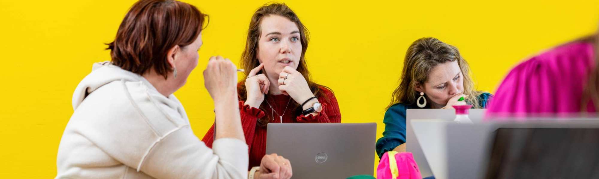 Een student kijkt vragend.