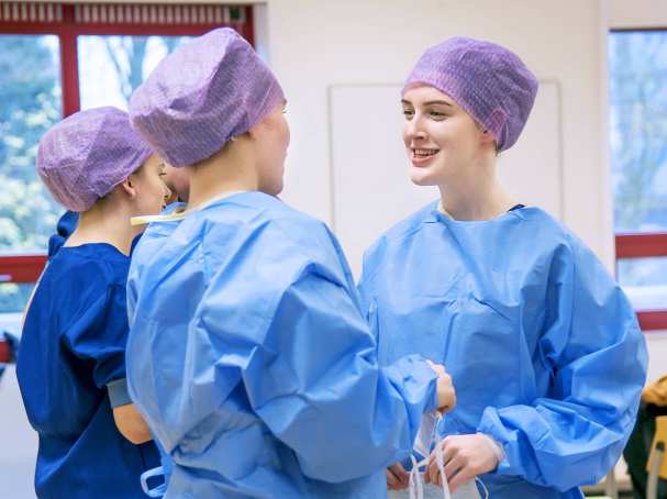 Studenten Medische Hulpverlening in operatiekleding lachen