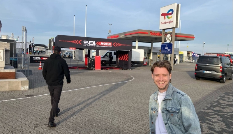 Bas, docent Automotive, bij de uitnodiging van Ten Kate motorsport voor WorldSBK-weekend