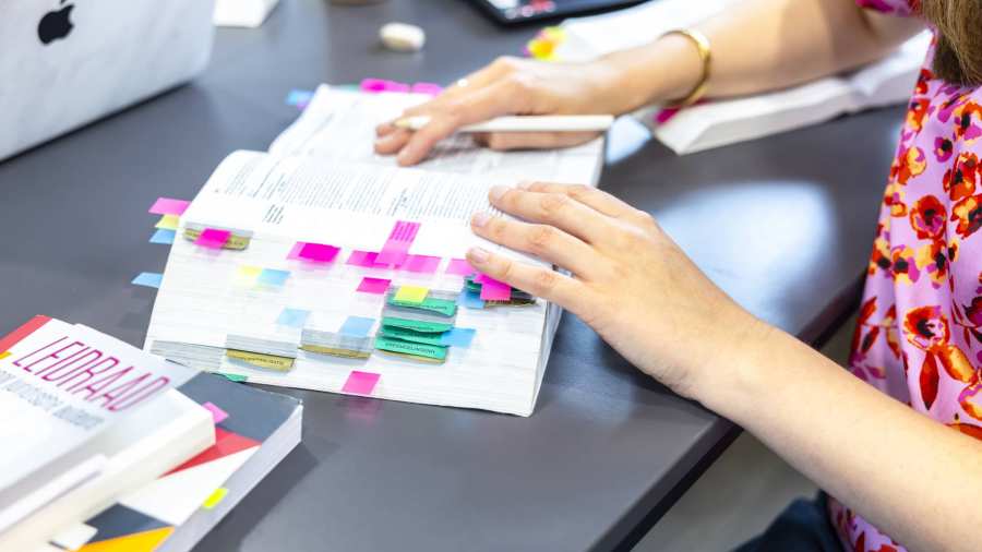 Student bladert door wettenbundel heen
