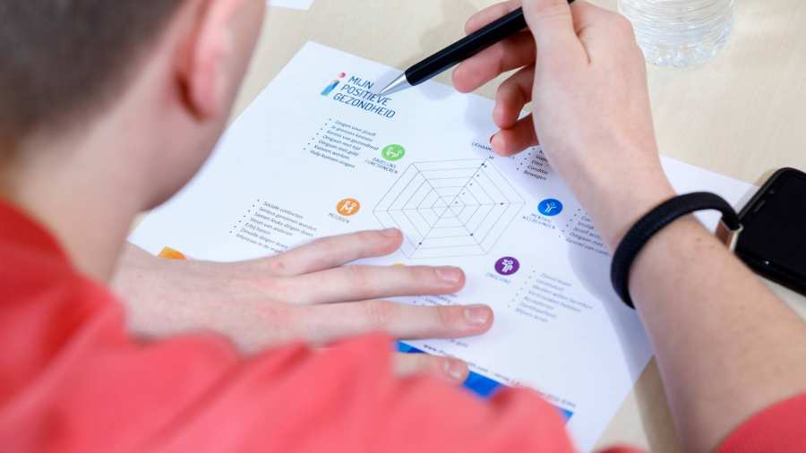 student werkt aan zijn project