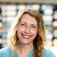 Portretfoto Barbara van der Meij voor website Centre of Expertise Sneller Herstel