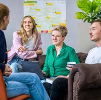Vier vrouwen overleggen