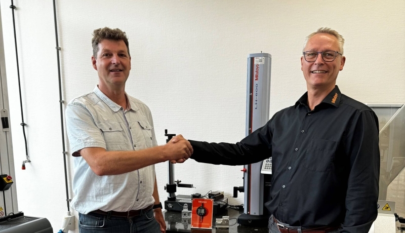 Albert Bogema (HAN-medewerker lab) verwelkomt de nieuwe hoogtemeters die door Pim Plas (vertegenwoordiger van Mitutoyo) zijn geleverd. Fotografie: Herold Cremer