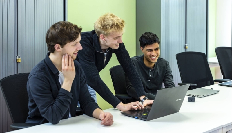 Studenten ICT werken achter hun laptop