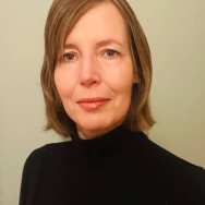 Portret Marloes Kleinjan met gele achtergrond, nwe lector van lectoraat OZD per 17 feb 2025