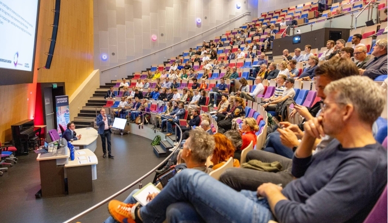 Een groep deelnemers van de Masterclass AI van het Business Service Center luisteren naar het plenaire deel