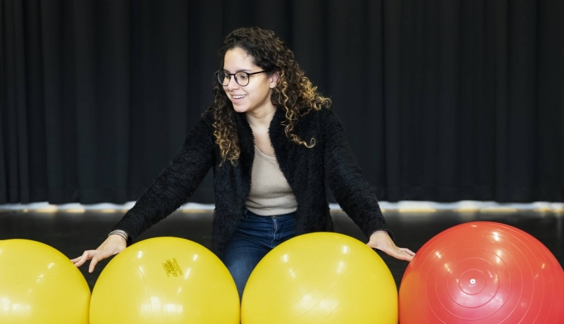 Student psychomotorische therapie doet oefening met ballen