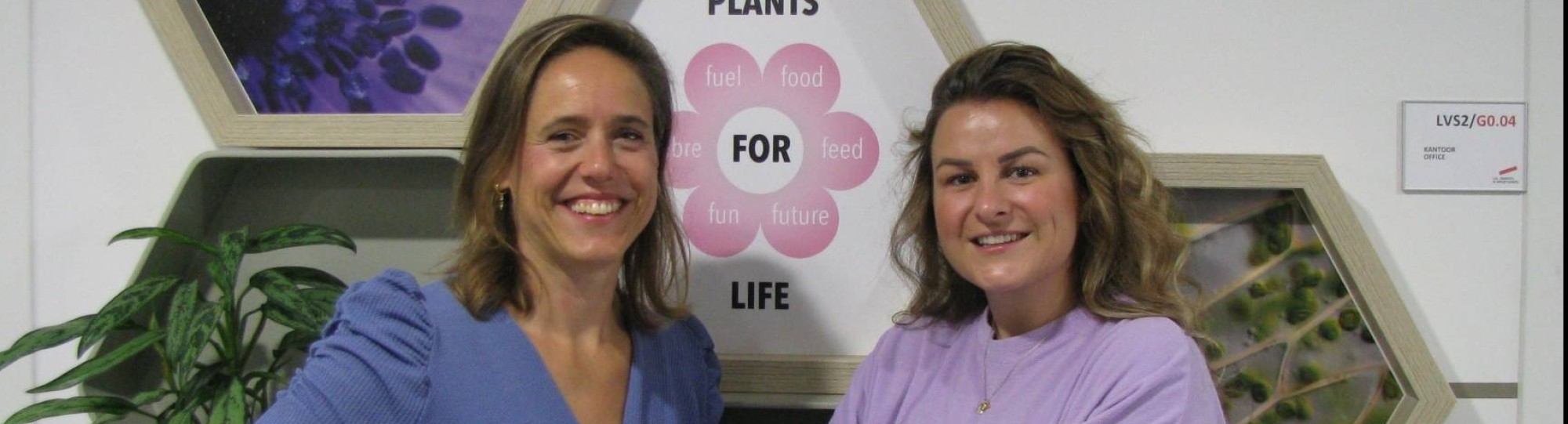 Nienke de Waal, Simone Mintjes voor een wand