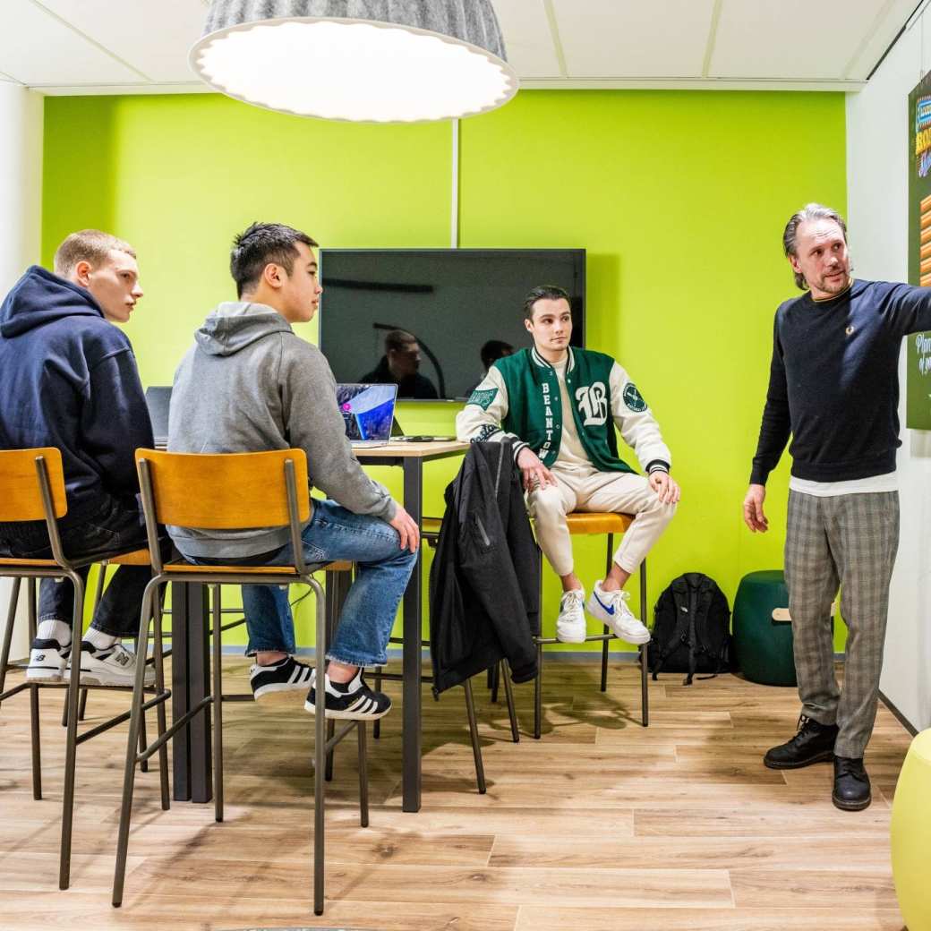 Docent Logistics Management voltijd legt wat uit aan studenten