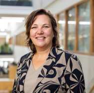 Leren met ict. Portretfoto Nieske Coetsier, taupekleurig shirt, taupe-zwart jasje