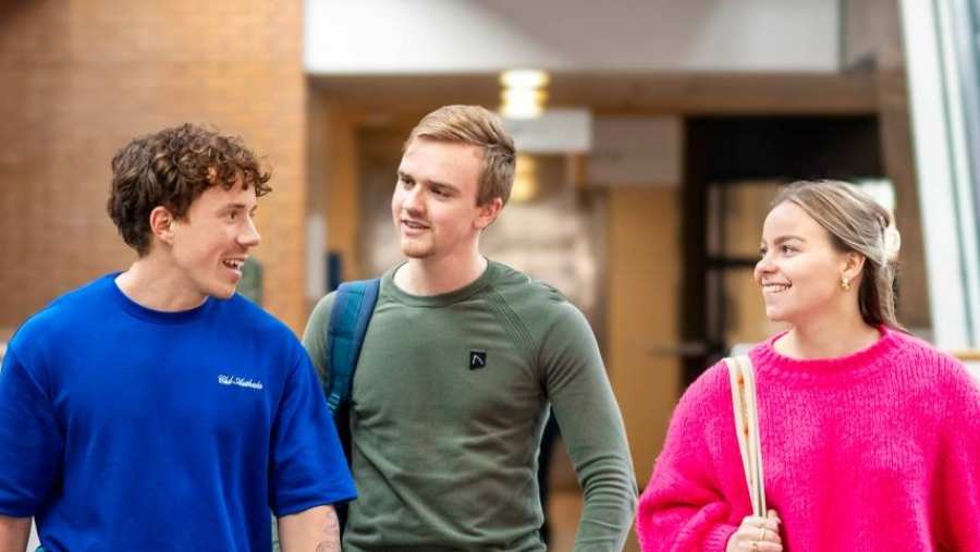 drie studenten voeding en diëtetiek bestuderen etiket van verpakking