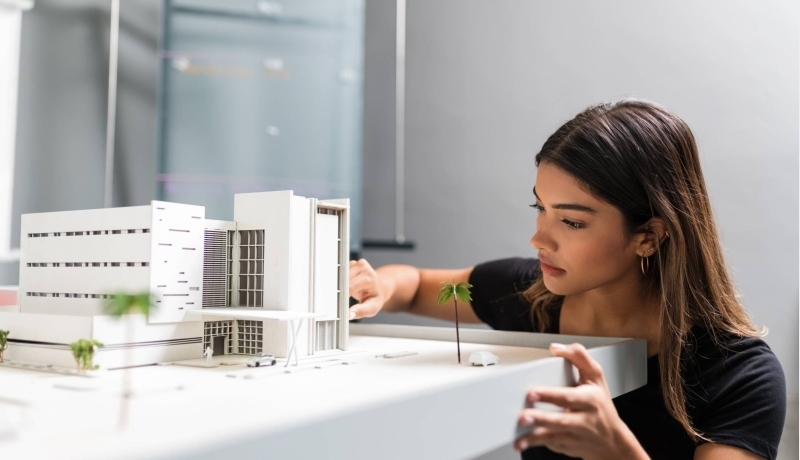 studente kijkt naar haar maquette
