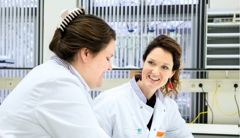 een masterstudent en een docent van de han physician assistant opleiding oefenen een medische handeling in een practicum