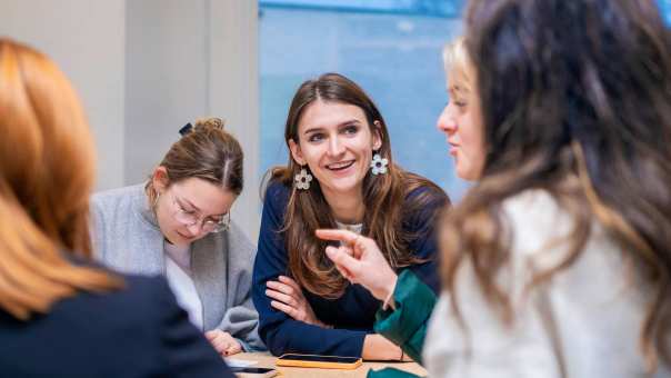 AMM LLO studenten in gesprek-tijdens opdracht 2025