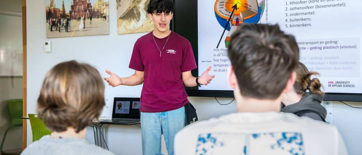Een student geef een presentatie aan de klas.
