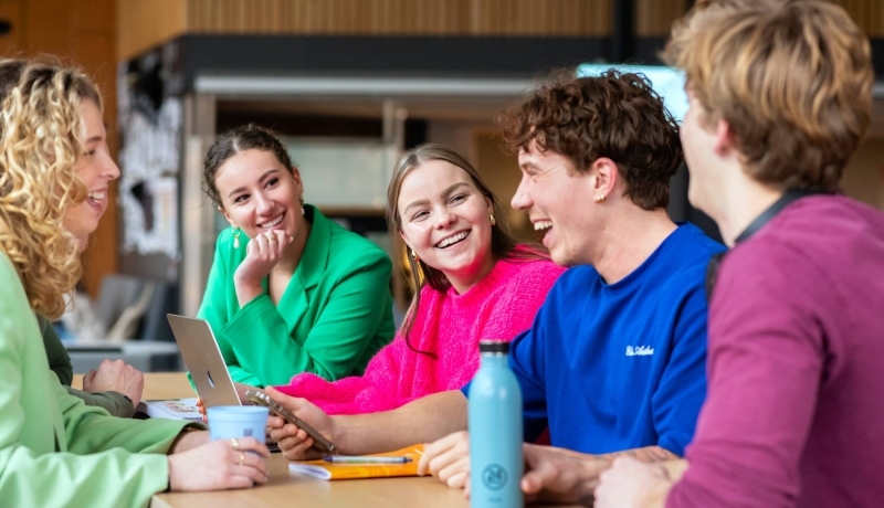 Studenten lachen naar elkaar. 