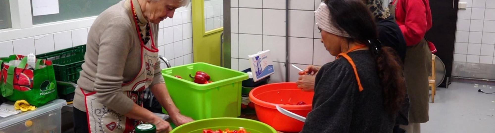 Studenten VED bereiden maaltijden voor Voedselbank