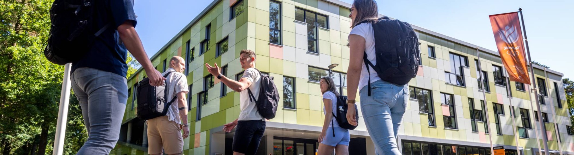 master sport- en beweeginnovatie voltijd studenten lopen buiten van achterzijde in beeld justin antonio tristan en saskia 2022