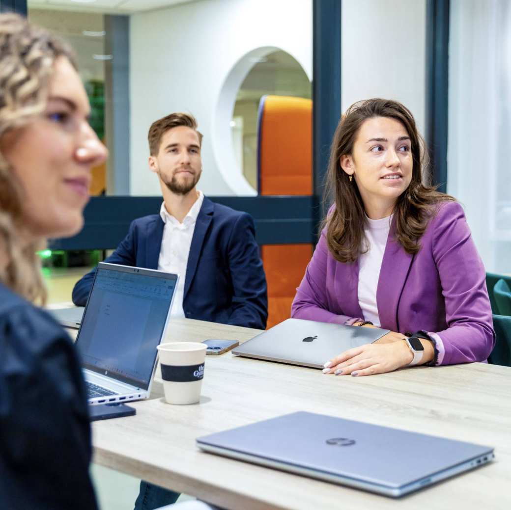 Studenten van de bachelor Commerciële Economie deeltijd, duaal in gesprek en samenwerken.