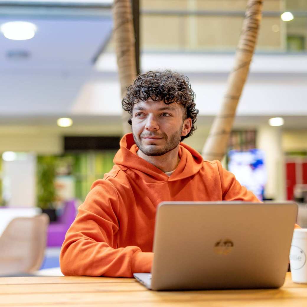 Studenten lopen over de campus