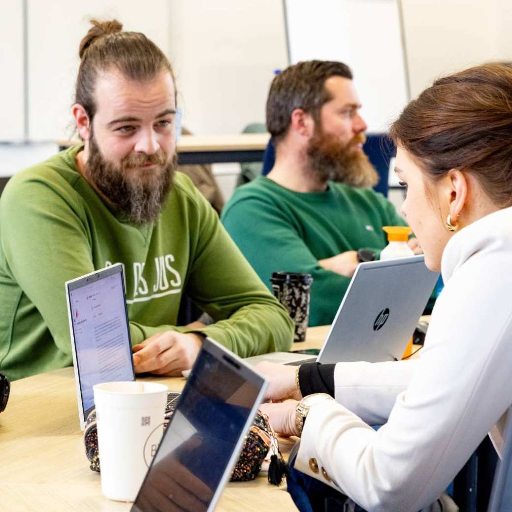 Jeanne legt iets uit tijdens werkgroep opdracht les MIZ