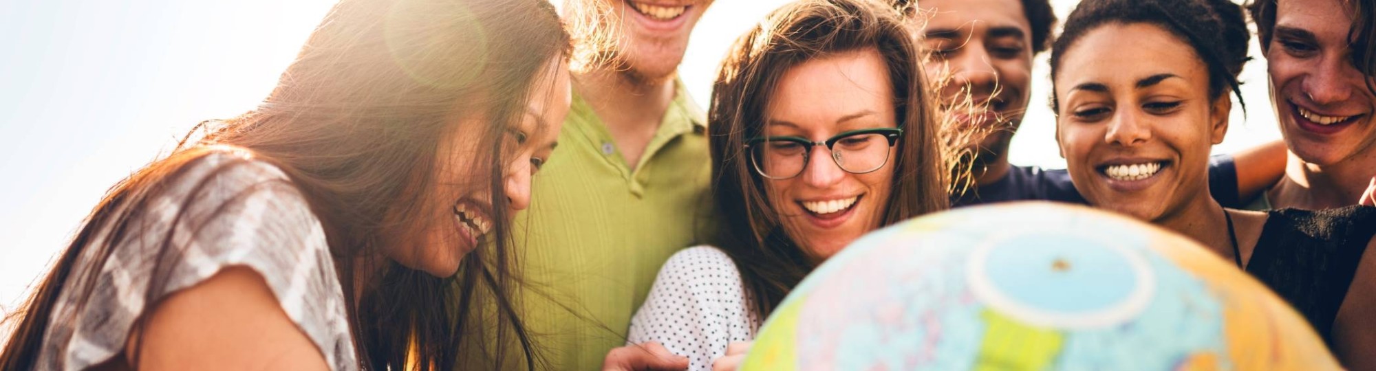 A groep internationale studenten die een globe vasthouden