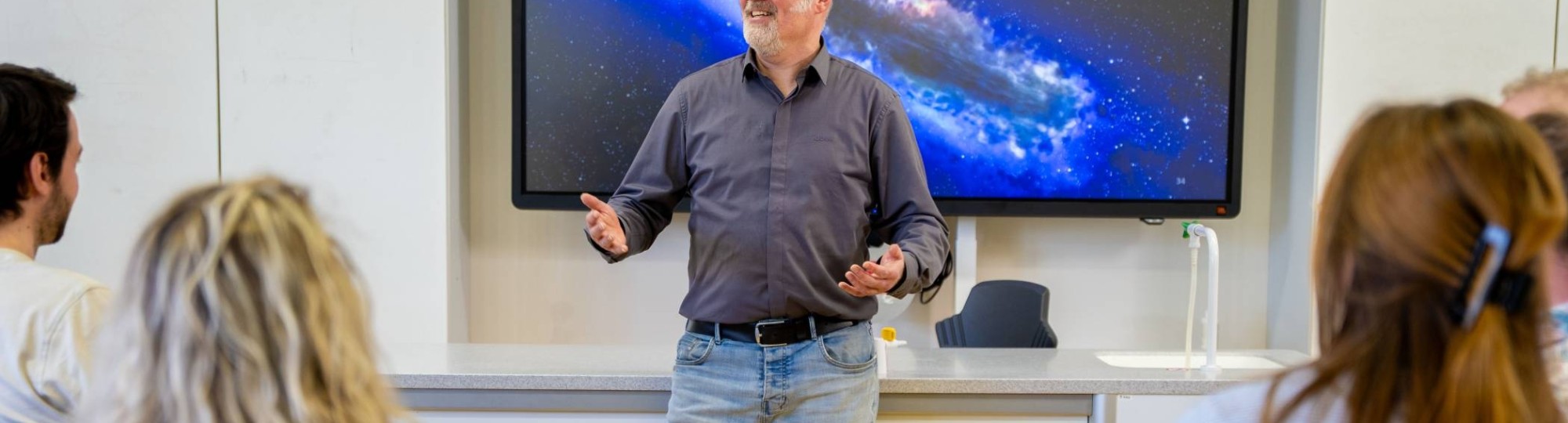 Docent Leraar Natuurkunde staat voor de klas
