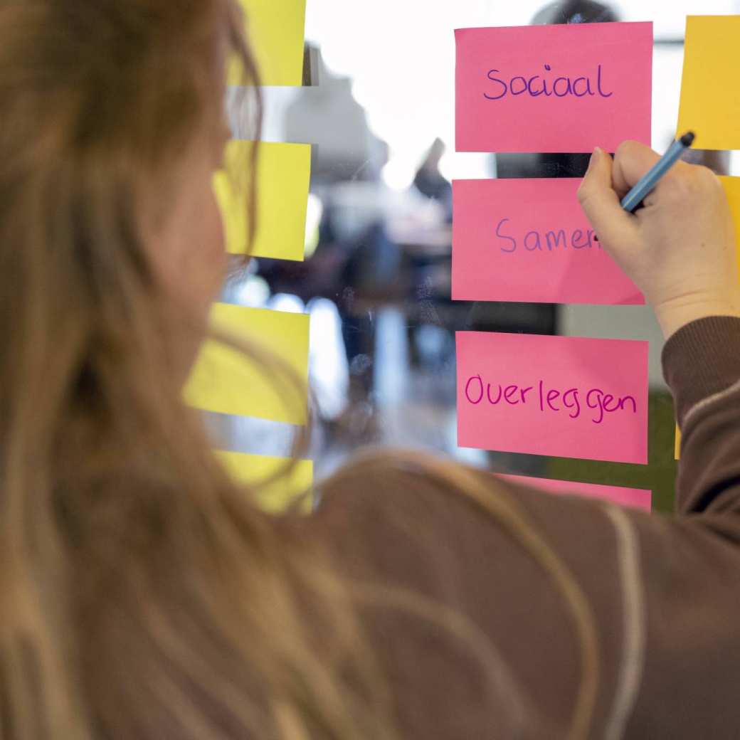 Docent in gesprek met deeltijdstudent.