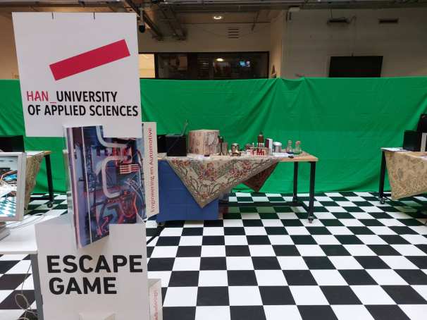 Opstelling van de Escape Game op de Techniekdag met nadruk op Engineering en Automotive