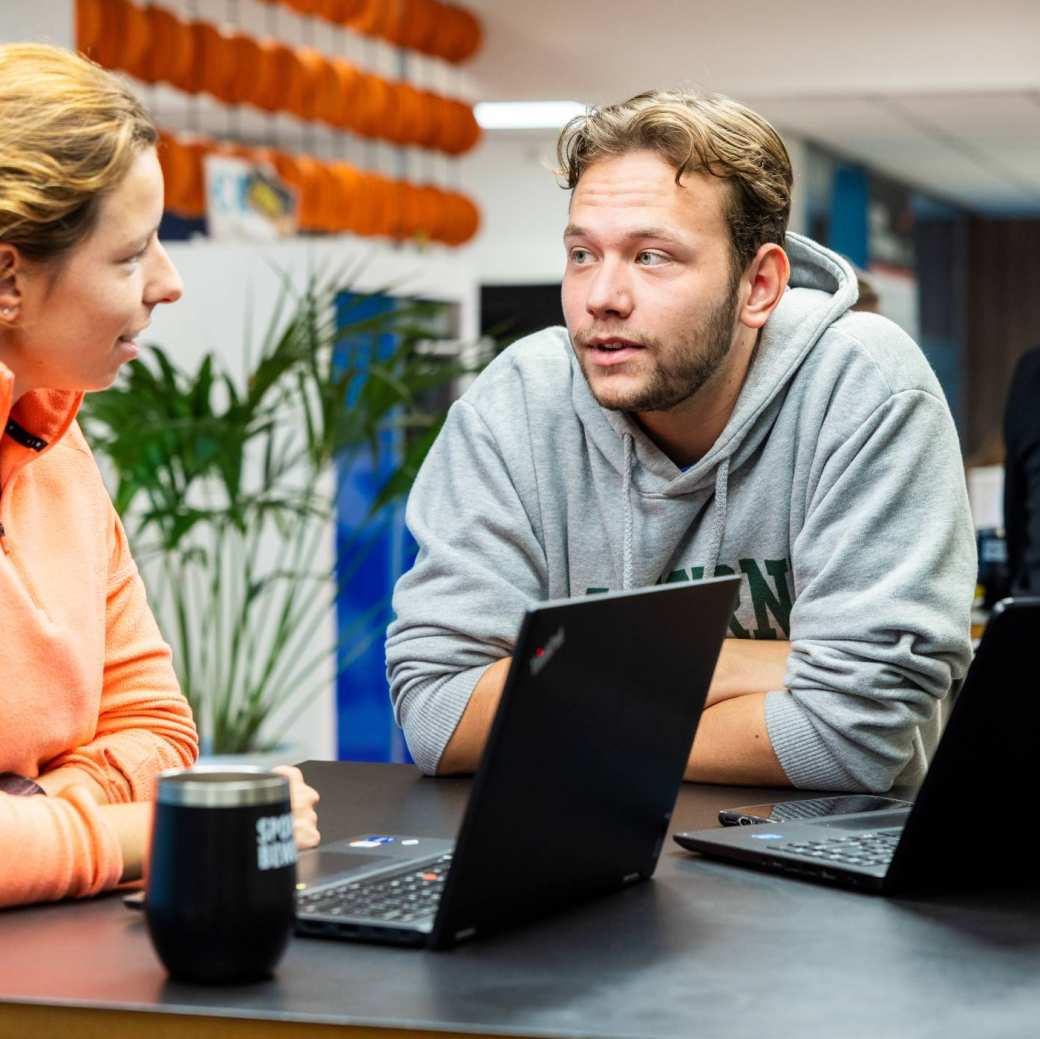 sportkunde student met docent in gesprek1 2023