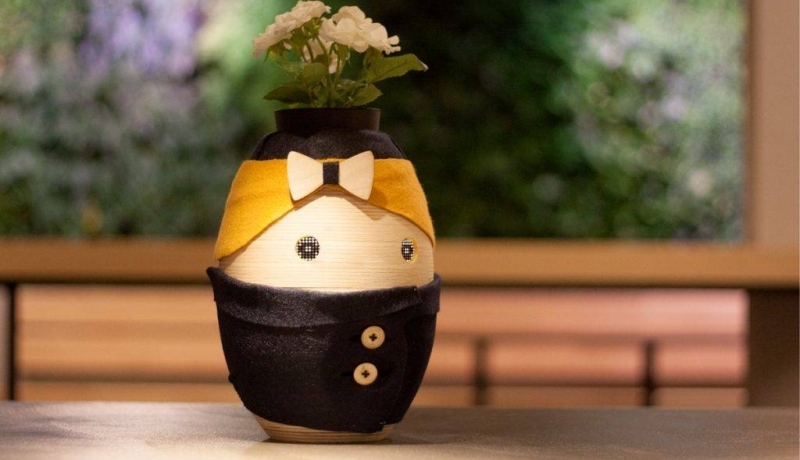 Pratende tinybot Tessa. Pratende bloempot.