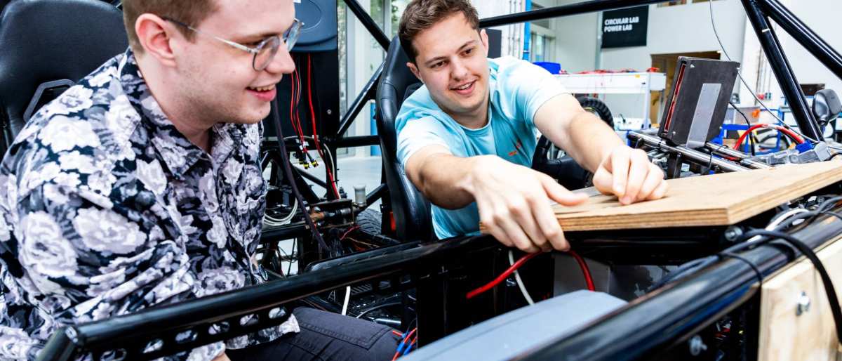 Studenten van de master Engineering Systems Automotive Systems in de MORE Vehicle.