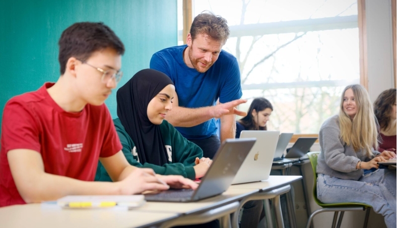 HAN Academie Educatie, Pabo, Pabo-ALO, ALPO, voltijd en deeltijd, pabo docent geeft instructie aan studenten, 2024