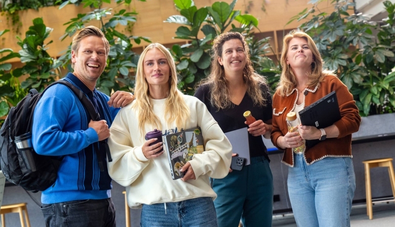 Groepje van 4 studenten in de hal