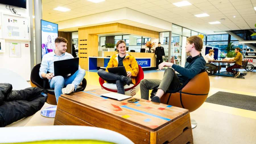 Studenten Sport en Bewegen zitten in de hal
