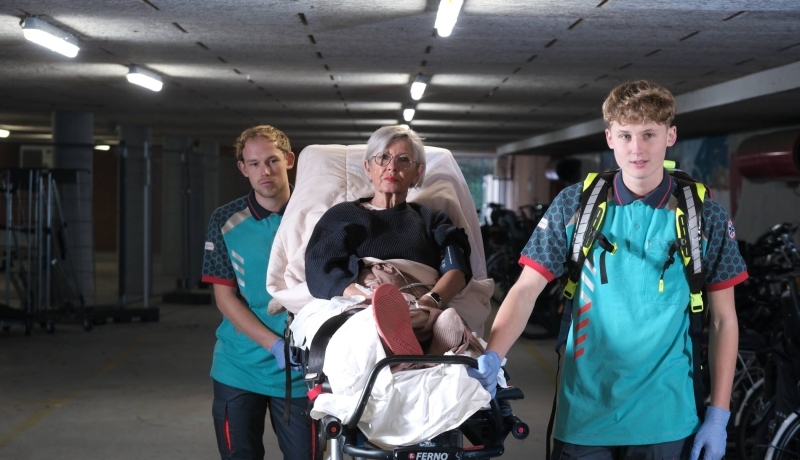 Medische Hulpverlening studentes maken een hartfilmpje van een pop in een praktijklokaal